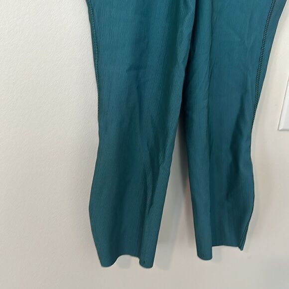 Lululemon Teal Cropped Athletic Leggings 8 - Picture 3 of 8